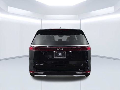 Used 2024 Kia Carnival EX FWD image 15