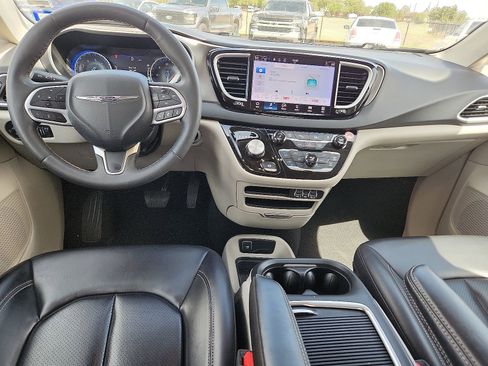Used 2023 Chrysler Pacifica Touring-L FWD image 9