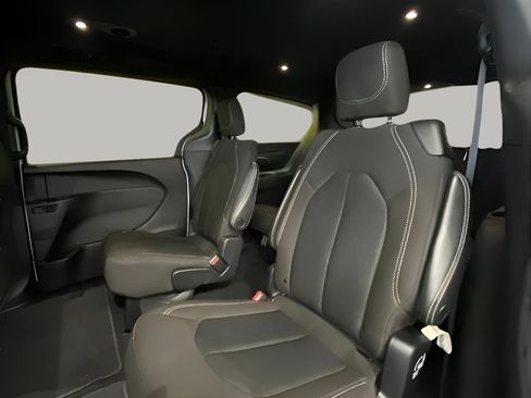 Used 2023 Chrysler Pacifica Touring FWD image 19