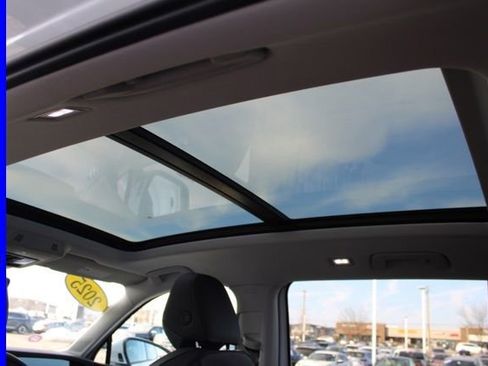 Used 2025 Volkswagen Tiguan SE w/ Panoramic Sunroof Package image 28