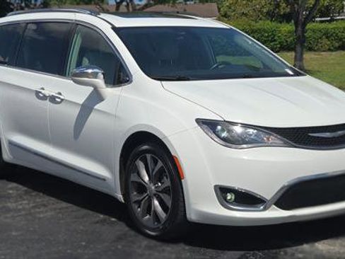 Used 2017 Chrysler Pacifica Limited w/ Tire & Wheel Group FWD image 9