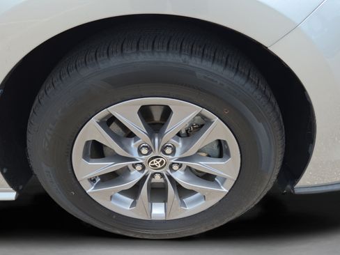 Certified 2021 Toyota Sienna XLE FWD image 32