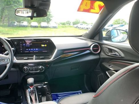 Used 2024 Chevrolet Trax RS FWD image 20