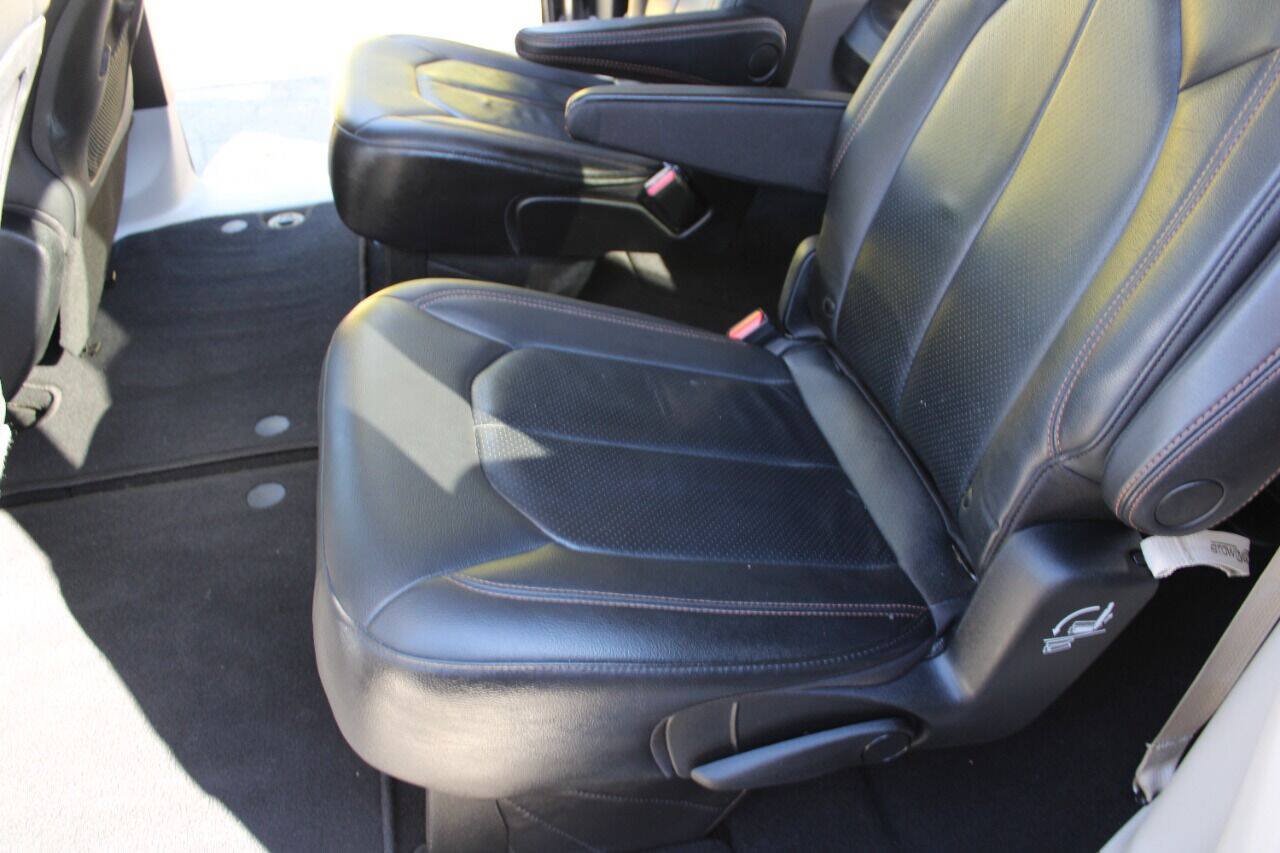 Used 2020 Chrysler Pacifica Touring-L FWD image 37