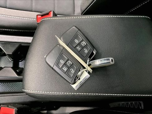 Used 2023 Volkswagen Taos SE w/ Panoramic Sunroof Package image 14