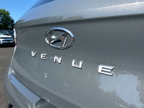 Certified 2025 Hyundai Venue SEL FWD image 33