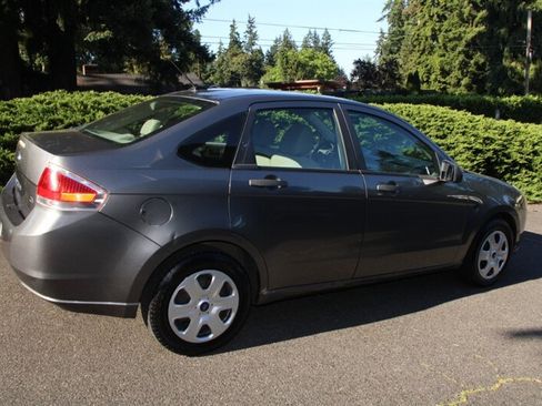 Used 2010 Ford Focus SE FWD image 3