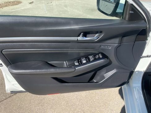 Used 2020 Nissan Altima 2.0 Platinum FWD image 11