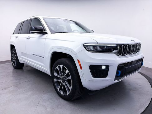 Used 2022 Jeep Grand Cherokee Overland w/ Luxury Tech Group IV AWD/4WD image 13