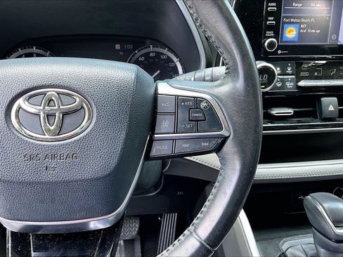 Used 2020 Toyota Highlander XLE FWD image 11