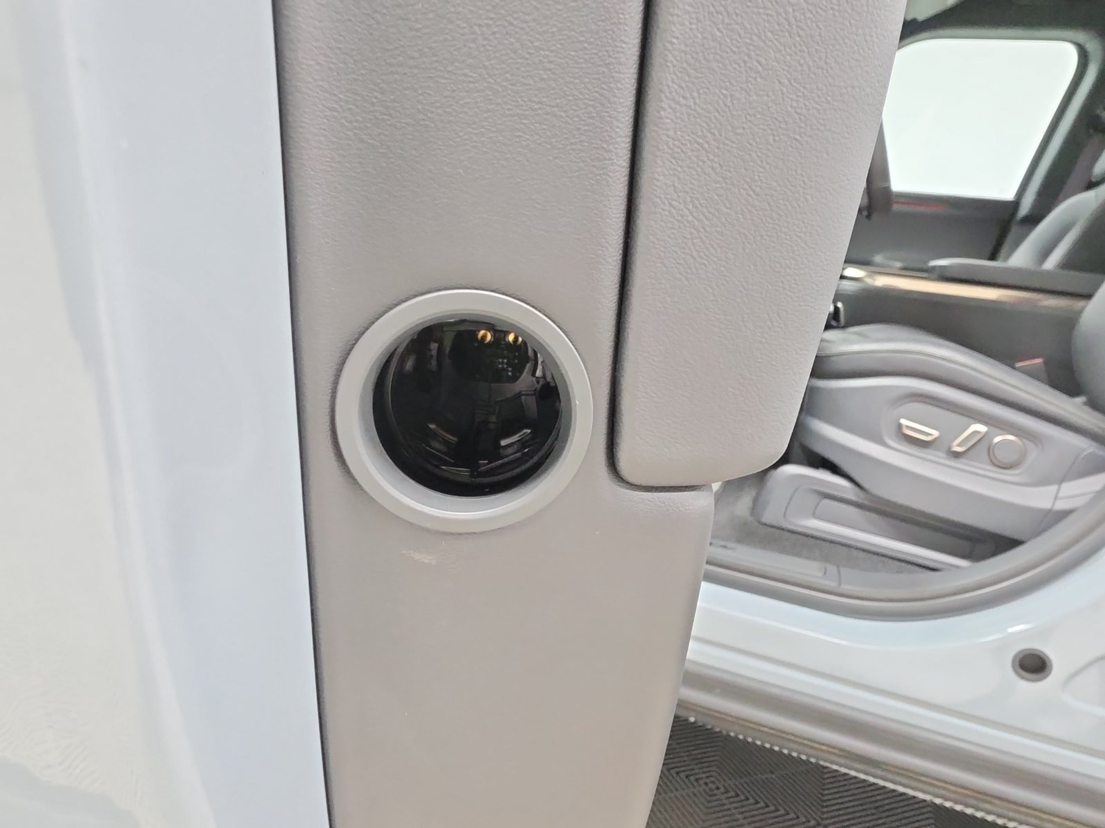 Used 2022 Rivian R1T Adventure AWD/4WD image 30