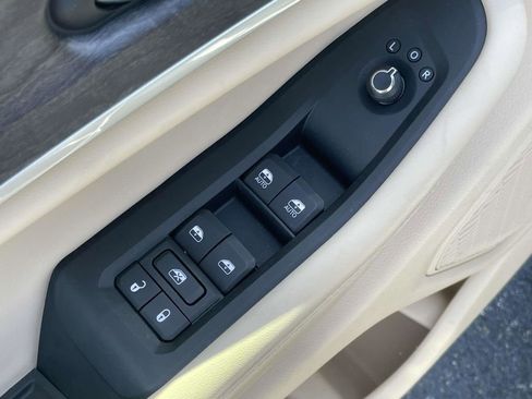 Used 2025 Jeep Grand Cherokee Limited image 29