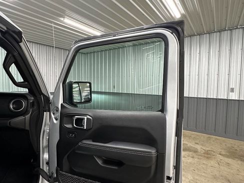 Used 2022 Jeep Gladiator Overland w/ Popular Equipment Package AWD/4WD image 24