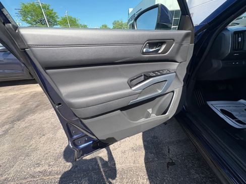 Used 2025 Nissan Pathfinder SL AWD/4WD image 13