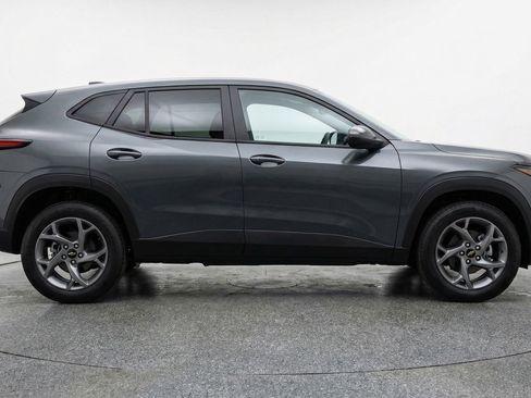 Used 2025 Chevrolet Trax LT image 11