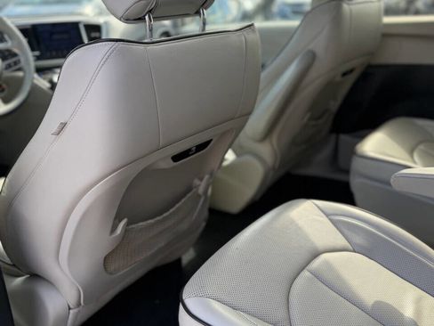 Used 2017 Chrysler Pacifica Platinum image 19