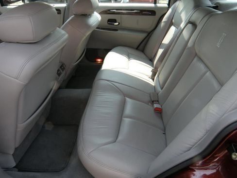 Used 2000 Lincoln Town Car Cartier image 9