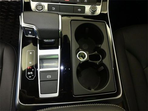 Used 2023 Audi Q8 Premium image 3