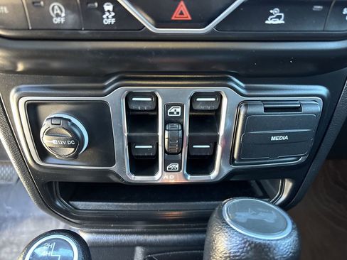 Used 2023 Jeep Wrangler Sahara image 17