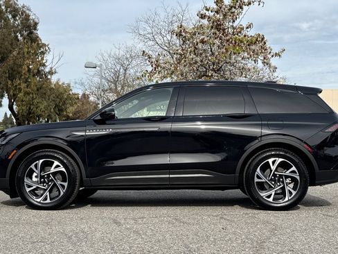 Used 2025 Lincoln Nautilus Premier w/ Jet Appearance Package image 7