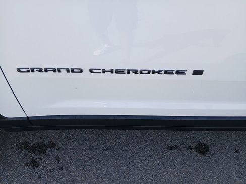 Used 2023 Jeep Grand Cherokee L Limited w/ Black Appearance Package image 11