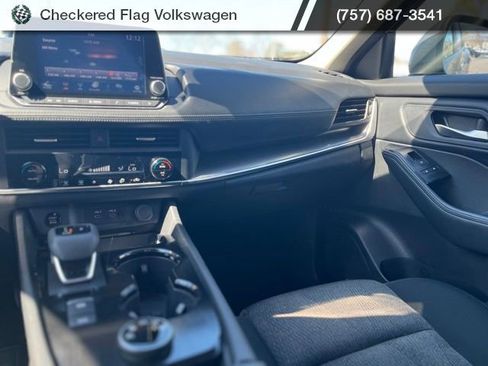 Used 2024 Nissan Rogue SV image 30