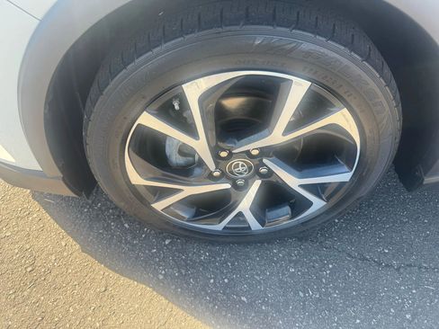 Used 2018 Toyota C-HR XLE image 11