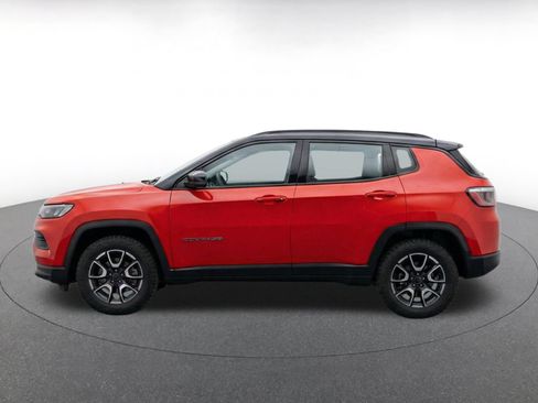 Used 2025 Jeep Compass Trailhawk AWD/4WD image 4