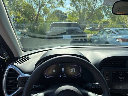 Used 2025 Kia Soul LX w/ LX Technology Package FWD image 32
