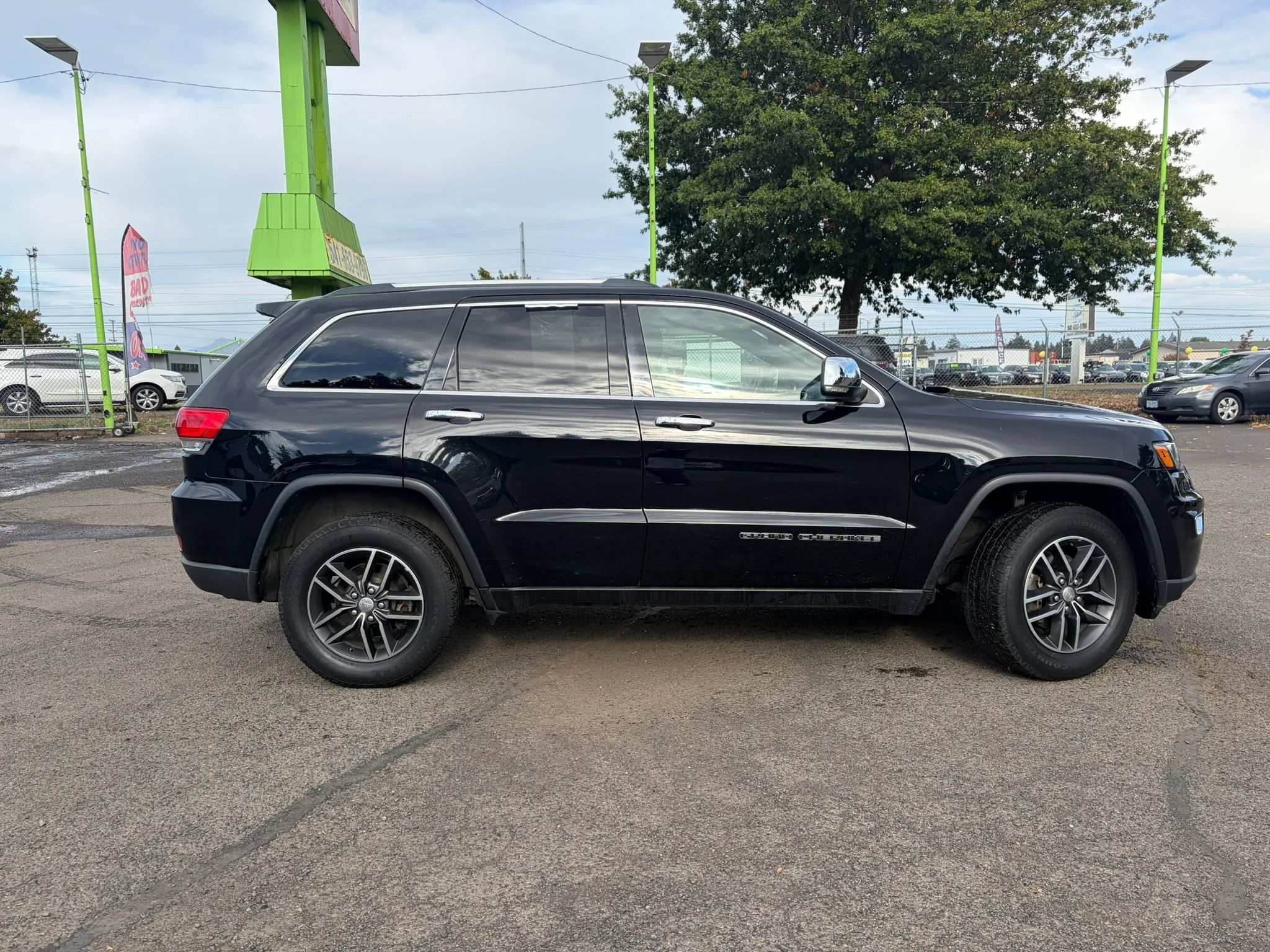 Used 2017 Jeep Grand Cherokee Limited w/ Luxury Group II AWD/4WD image 2