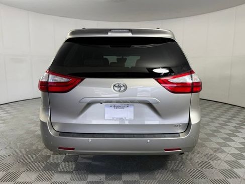 Used 2017 Toyota Sienna XLE Premium FWD image 7
