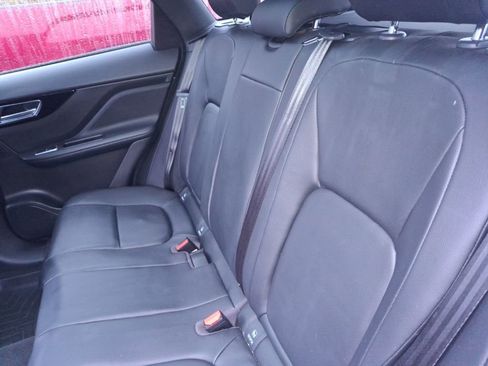 Used 2018 Jaguar F-PACE Premium image 9