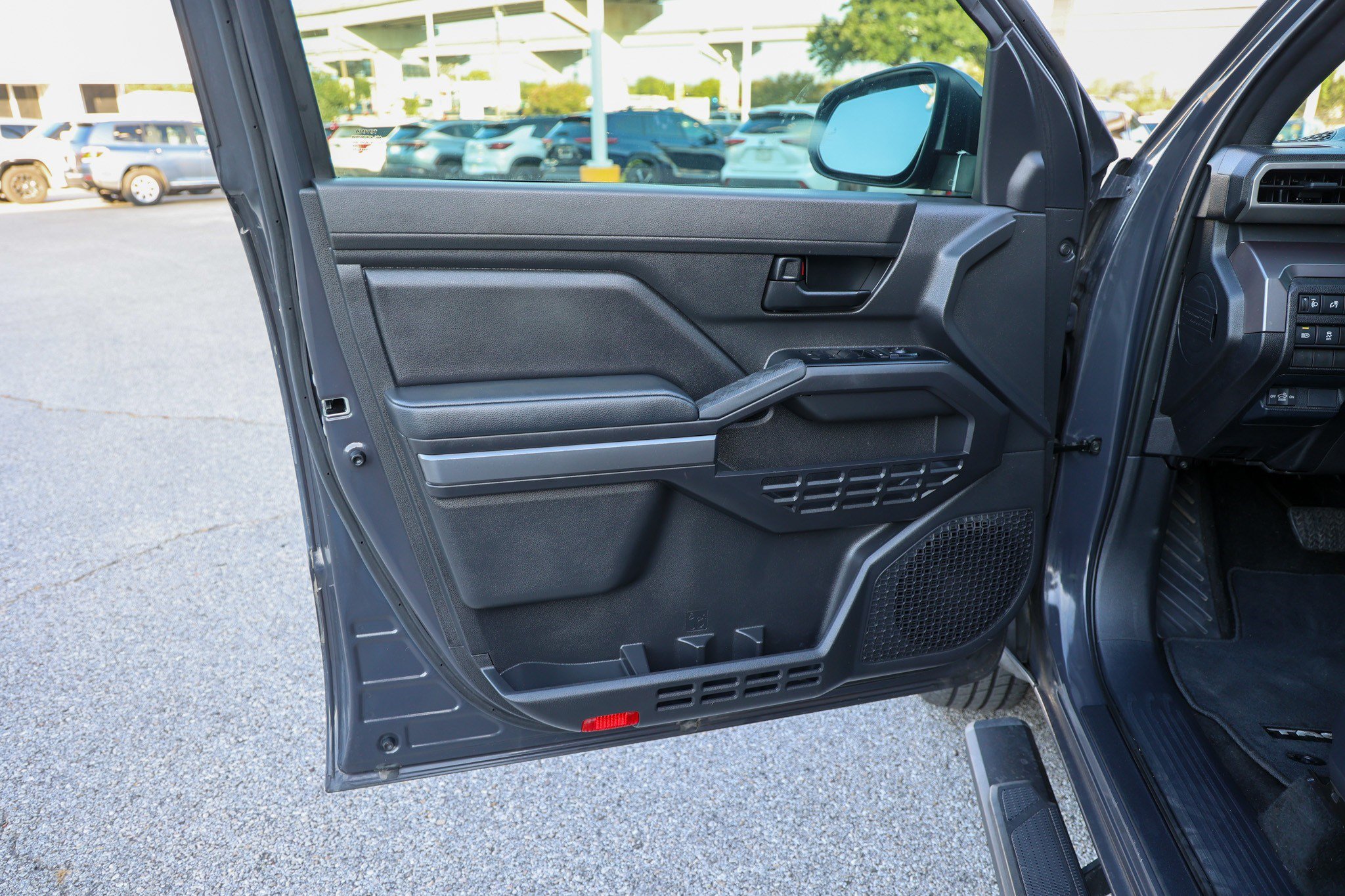 Certified 2025 Toyota Tacoma SR5 AWD/4WD image 32