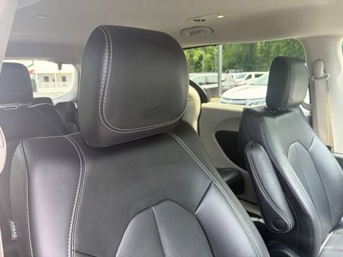 Used 2024 Chrysler Pacifica Touring-L FWD image 28