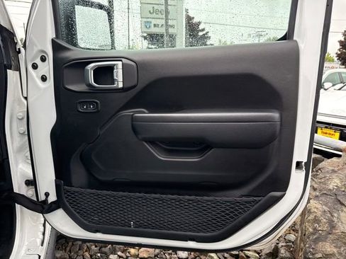 Used 2025 Jeep Wrangler Unlimited Rubicon AWD/4WD image 12