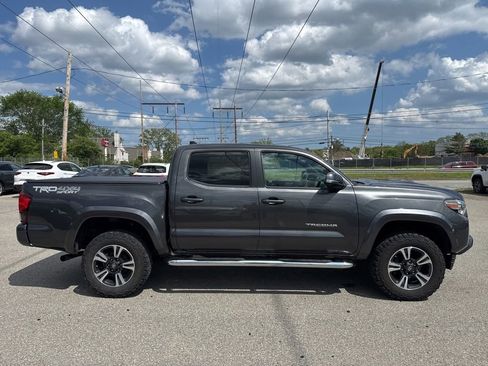 Used 2018 Toyota Tacoma TRD Sport AWD/4WD image 8
