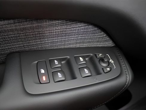 Certified 2025 Volvo XC60 B5 Core w/ Protection Package Premier image 21