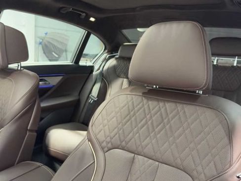 Used 2019 BMW 750i w/ Autobahn Package RWD image 26