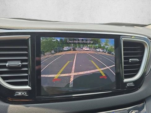 Used 2025 Chrysler Pacifica Select FWD image 13