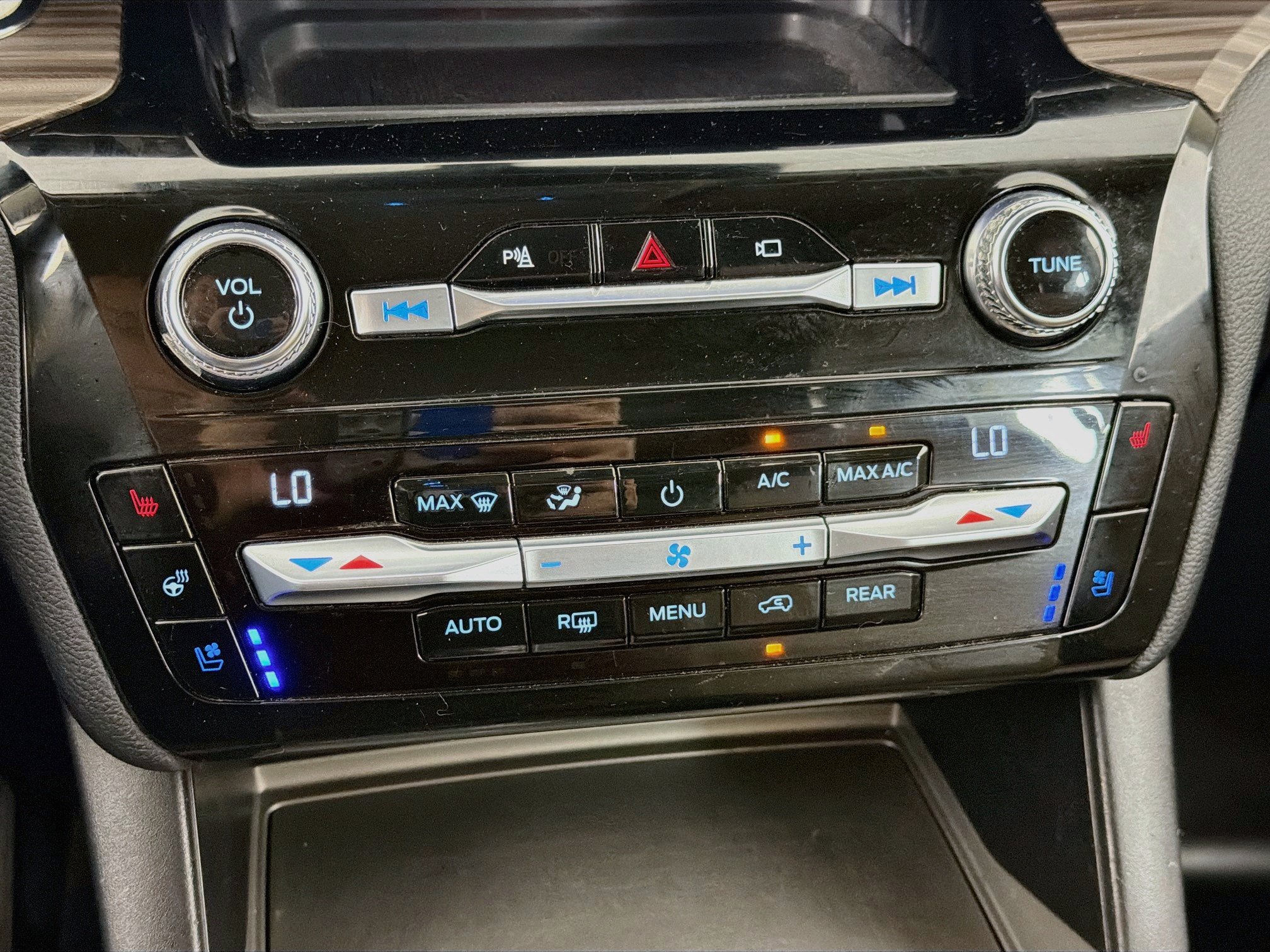Used 2021 Ford Explorer Limited w/ Equipment Group 301A AWD/4WD image 24