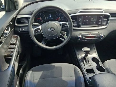 Used 2019 Kia Sorento FWD V6 image 2