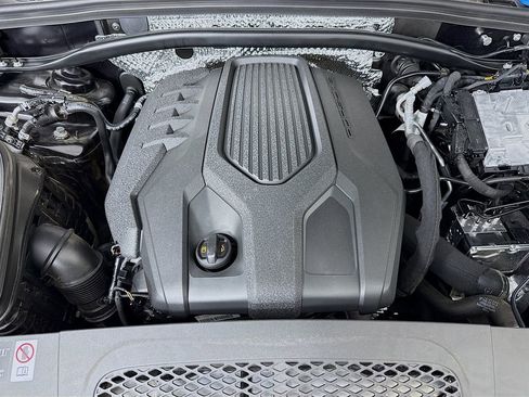 Certified 2025 Porsche Macan AWD/4WD image 33