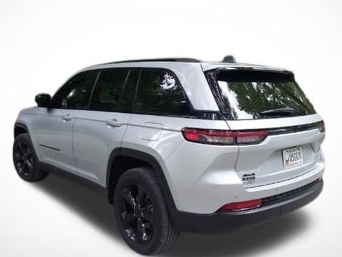 Used 2022 Jeep Grand Cherokee Altitude AWD/4WD image 5