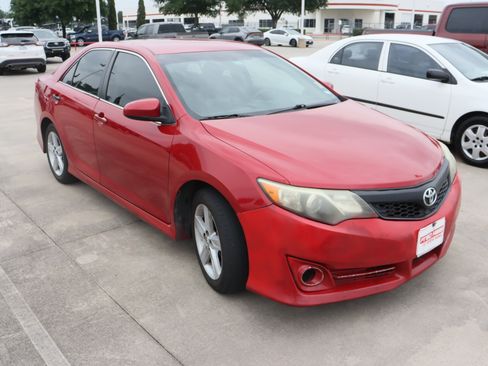 Used 2013 Toyota Camry SE FWD image 2