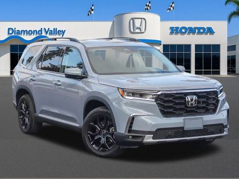 New 2025 Honda Pilot Touring image 1