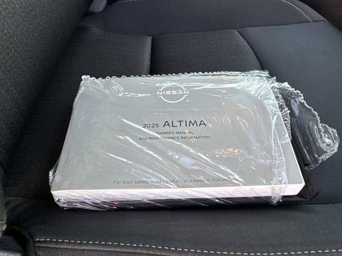 Used 2025 Nissan Altima 2.5 SV FWD image 31