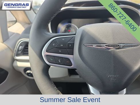 Certified 2024 Chrysler Pacifica Limited FWD image 27