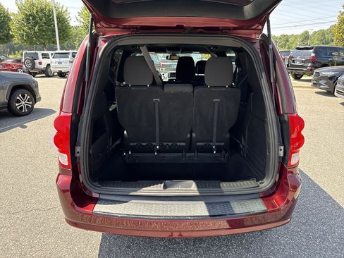Used 2019 Dodge Grand Caravan SE FWD image 32