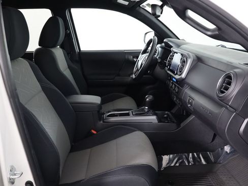 Used 2022 Toyota Tacoma TRD Off-Road AWD/4WD image 18