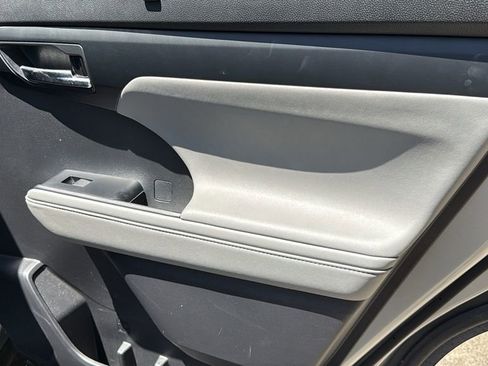 Used 2020 Toyota Highlander XLE image 16